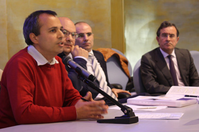 20 maggio 2010 - da sinistra, in primo piano Guido Mula (coordinamento ricercatori), Pino Calledda, il prof. Enrico Maria Mastinu e il rettore Giovanni Melis (foto: unicaweb)